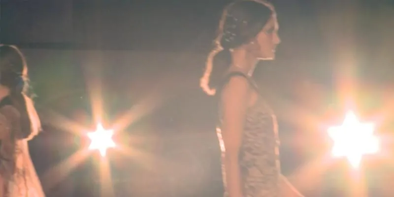 Modelo desfilando bajo focos en pasarela