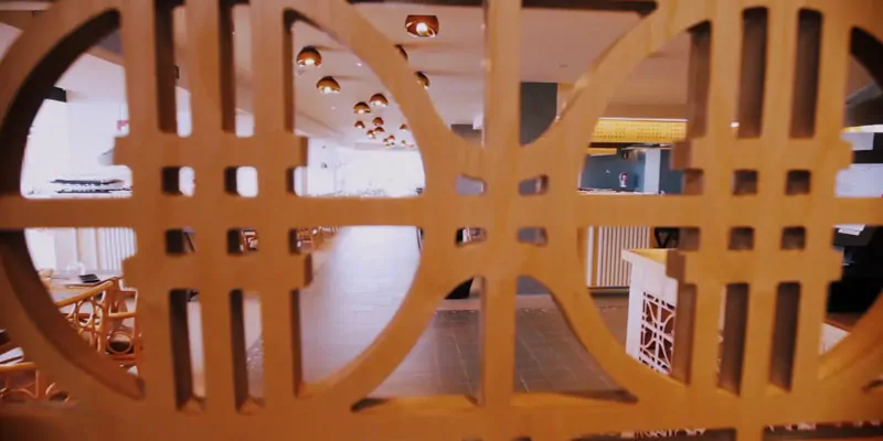 Detalle decorativo de madera con vista al elegante interior