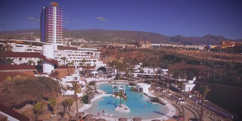 Vista aérea del Hard Rock Hotel con piscina central y paisaje montañoso