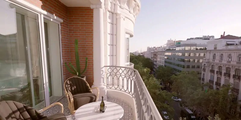 Terraza elegante con vistas al Paseo de la Castellana en Madrid