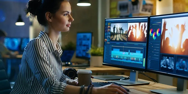 Editora de video trabajando en montaje audiovisual con pantallas de color y timeline