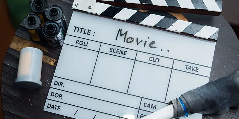 Claqueta cinematográfica y rollos de película listos para rodaje