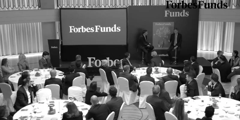 Evento Forbes Funds con ponencia en vivo y asistentes en sala de conferencias