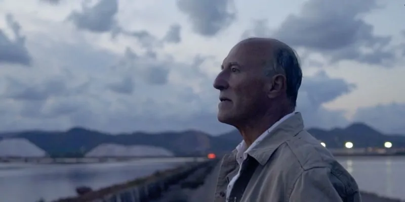 Hombre mayor contemplando el paisaje al lado del mar