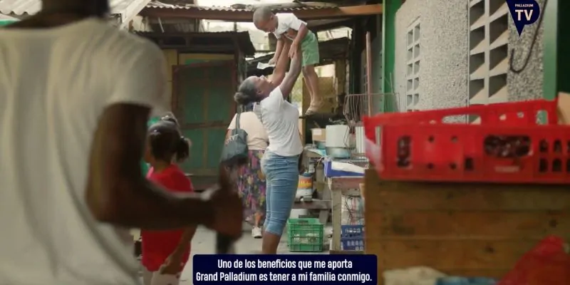 Mujer levantando a su hijo con alegría en hogar familiar