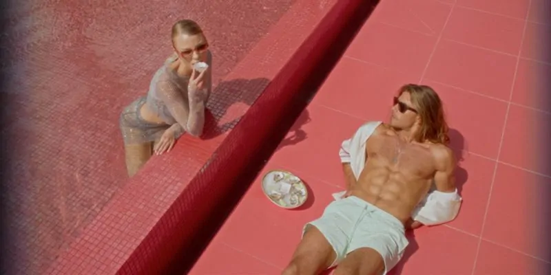 Pareja disfrutando junto a piscina de diseño color rosa